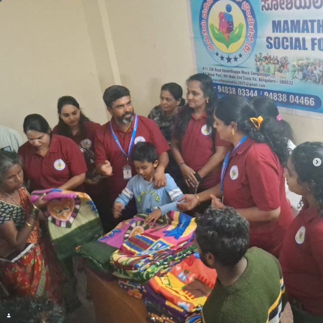 Volunteers of Mamatheya Madilu Social Foundation distributing blankets to people in need in Hebbal